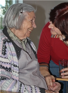 Tagespflege Eine jüngere und eine ältere Frau, die beide lachen